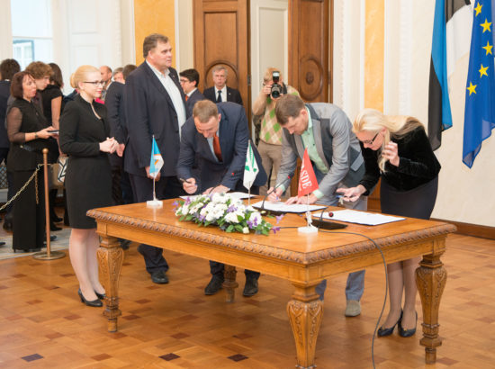 Koalitsioonileppe allkirjastamine